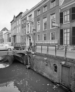 856212 Afbeelding van een straatlantaarn op de Drift te Utrecht, ter hoogte van het kantoor en het Utrechts Nieuwsblad ...